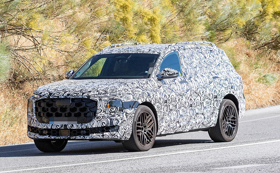Im Erlkönig-Look ist der Prototyp des SUV Q9 bereits auf den Straßen unterwegs. Audi will das neue Modell 2026 auf den Markt bringen.