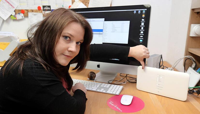 Jasmin Schwarz graut es vor dem nächsten Update. Die Mediengestalterin hat das lange Warten bei Up- und Downloads satt.
Foto: Andreas Veigel