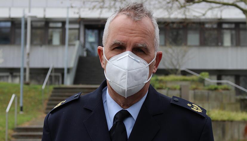 Polizeipräsident Hans Becker hört zunehmend Vorwürfe wegen strikter Corona-Kontrollen. Er äußert Verständnis, betont aber die Aufgabe der Polizei.
Foto: Adrian Hoffmann Polizeipräsident Hans Becker hört zunehmend Vorwürfe wegen strikter Corona-Kontrollen. Er äußert Verständnis, betont aber die Aufgabe der Polizei.
Foto: Adrian Hoffmann