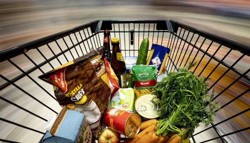 Lebensmittel liegen in einem Einkaufswagen.