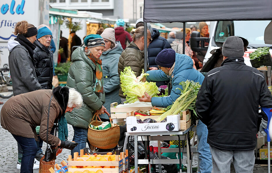 Der Heilbronner Wochenmarkt findet noch am 24. und 31. Dezember statt. Im kommenden Jahr lockt er die Kunden wieder mit frischem Obst und Gemüse, Blumen, Backwaren, Fleisch- und Wurstwaren, Käse, Fisch, mediterraner Feinkost und Aufstrichen sowie Geflügel- und Molkereiprodukte an. Der Heilbronner Wochenmarkt findet noch am 24. und 31. Dezember statt. Im kommenden Jahr lockt er die Kunden wieder mit frischem Obst und Gemüse, Blumen, Backwaren, Fleisch- und Wurstwaren, Käse, Fisch, mediterraner Feinkost und Aufstrichen sowie Geflügel- und Molkereiprodukte an.