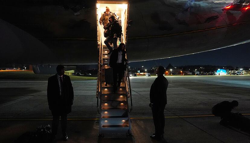 Medienvertreter verlassen die Air Force One, nachdem das Flugzeug, das US-Pr&auml;sident Trump zum Weltwirtschaftsforum in Davos brachte, nach dem Abflug ein elektrisches Problem hatte und zur Joint Base Andrews zur&uuml;ckkehrte.