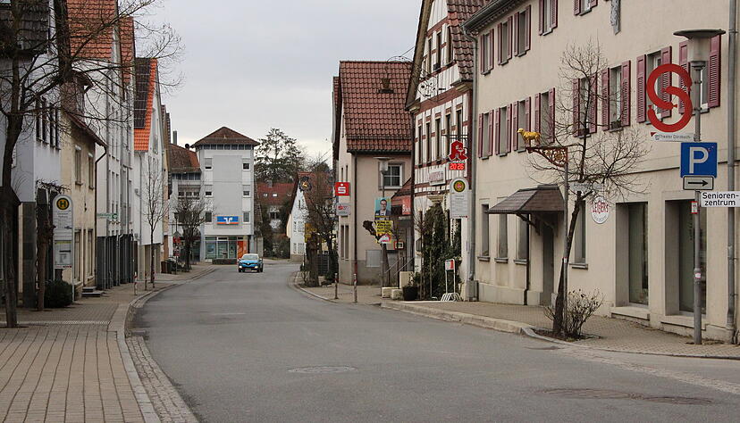 Gesch&auml;fte, Banken und Gastronomie sind in der D&ouml;rzbacher Ortsmitte zu finden. Das sorgt zu Sto&szlig;zeiten f&uuml;r viele parkende Autos und Fu&szlig;g&auml;nger, die die Stra&szlig;e queren.