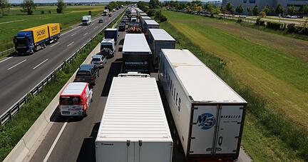 Stau auf der A6 auf Höhe Waldenburg - die Aufnahme stammt von Anfang Oktober 2019. Foto: Ralf Reichert