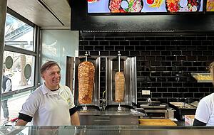 Fileret Atesei von Can's Gemüsedöner erwartet noch eine schwierige Zeit für die Gastronomie. Fileret Atesei von Can's Gemüsedöner erwartet noch eine schwierige Zeit für die Gastronomie.