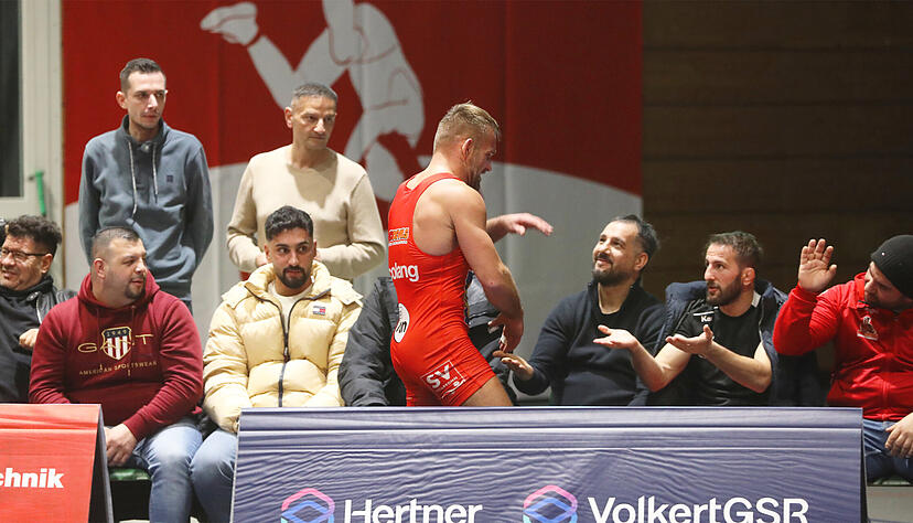 Zeit für Abschied: Adam Juretzko (Mitte) dankt nach seinem letzten Kampf persönlich den Fans. Zeit für Abschied: Adam Juretzko (Mitte) dankt nach seinem letzten Kampf persönlich den Fans.