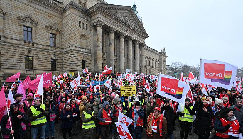 In vielen St&auml;dten demonstrierten Lehrkr&auml;fte und andere Landesbesch&auml;ftigte bei der Vorg&auml;ngerrunde 2023 f&uuml;r die damalige Forderung 10,5 Prozent mehr Gehalt - etwa in Leipzig. (Archivfoto)