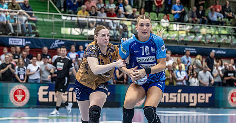 Paulina Uscinowicz (rechts) und die Sport-Union Neckarsulm haben am Samstagabend gegen den Buxtehuder SV zwei eigentlich fest eingeplante Punkte liegengelassen. Entsprechend gro&szlig; war im Anschluss die Entt&auml;uschung.