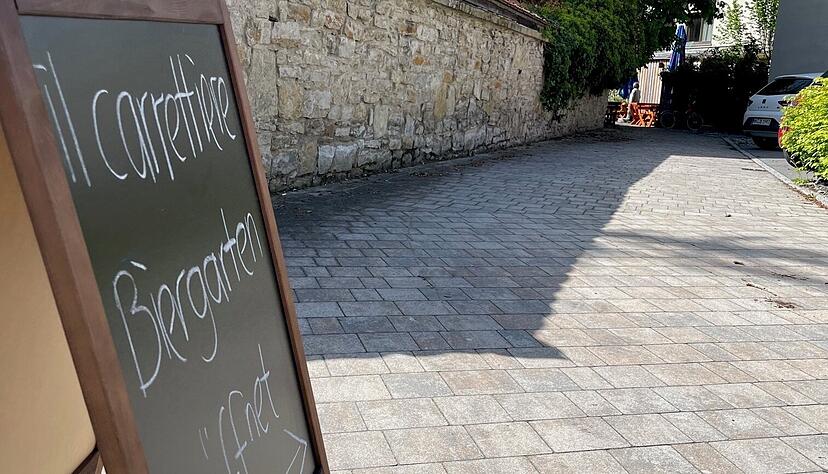 Biergarten Il Carrettiere an der Schlossparkmauer.