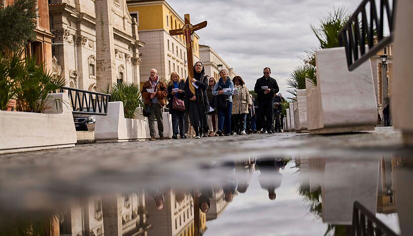 Auch Pilger in Rom beten f&uuml;r den lungenkranken Papst Franziskus.