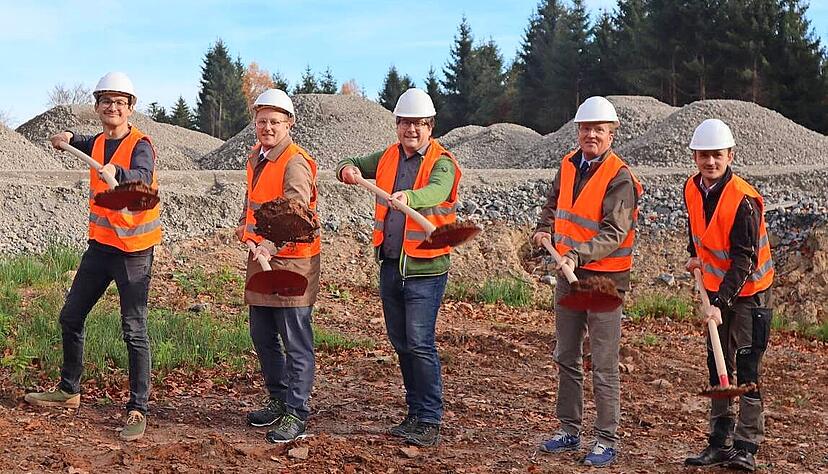 OB Patrick Wegener (2. von links), Manuel Schmuck (Mitte), Kraft F&uuml;rst zu Hohenlohe-Oehringen (2. von rechts) und Firmenvertreter beim Spatenstich.