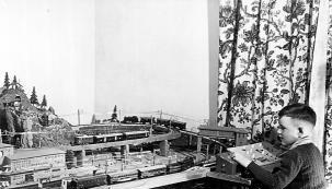 Eigenheim 1957: Gl&uuml;cklich feiert die Familie Martha und Adolf Edelmann mit den Kindern Doris und Rolf das erste Weihnachtsfest im Ensle-Haus.