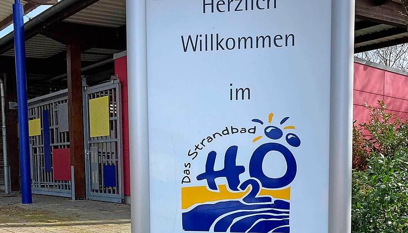Der Eingangsbereich des Öhringer Freibads wird umgebaut. Trotzdem startet es nach dem Brand im Rendel-Bad früher in die Saison.