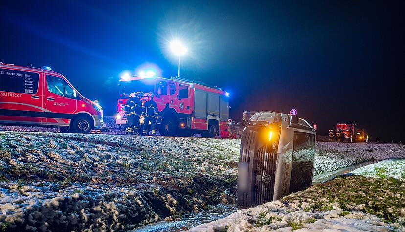 Ein verunglückter Kleintransporter in einem Graben bei Hamburg. Ein verunglückter Kleintransporter in einem Graben bei Hamburg.