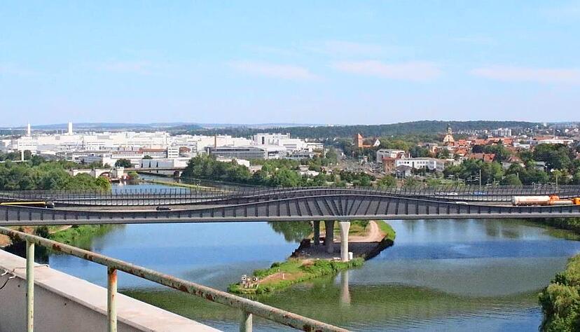 Die A6-Brücke über den Neckar bei Neckarsulm: Hier sprang der Mann ins eiskalte Wasser. Die A6-Brücke über den Neckar bei Neckarsulm: Hier sprang der Mann ins eiskalte Wasser.