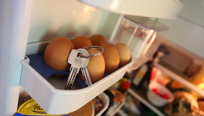 Menschen mit Alzheimer oder einer anderen Demenz legen Gegenstände oft an ungewöhnliche Stellen - weil sie vergessen, wofür sie gut sind. (Illustration) Menschen mit Alzheimer oder einer anderen Demenz legen Gegenstände oft an ungewöhnliche Stellen - weil sie vergessen, wofür sie gut sind. (Illustration)