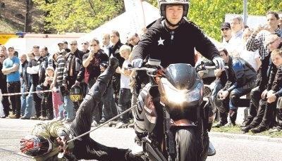 Ein waghalsiges Man&ouml;ver von Ren&eacute; Posch: An einem Stahlseil l&auml;sst er sich vom Motorrad &uuml;ber die B 39 ziehen. Der Schleiftest in Jeans und Stoffjacke zeigt, welch fatale Folgen das falsche Outfit hat.Fotos: Ralf Seidel