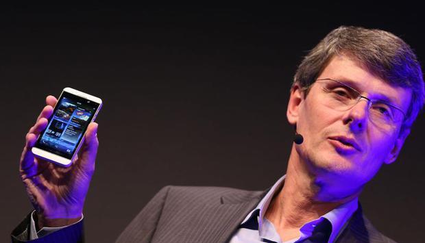 Der Vorstandsvorsitzende des Smartphone-Herstellers Blackberry, Thorsten Heins bei der Vorstellung des neuen Blackberry Z 10. Foto: Oliver Berg/Archiv