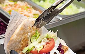 Verfeinert wird der V&ouml;ner mit selbstgemachten Krautsalaten und Tomate.