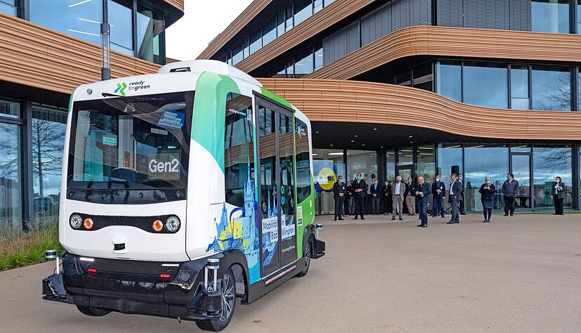 Noch fährt das autonome Shuttle nur auf dem Vorplatz der Lidl-Zentrale. Mitte 2022 soll es die Strecke zum
Bahnhof kennen. Foto: Mario Berger Noch fährt das autonome Shuttle nur auf dem Vorplatz der Lidl-Zentrale. Mitte 2022 soll es die Strecke zum
Bahnhof kennen. Foto: Mario Berger