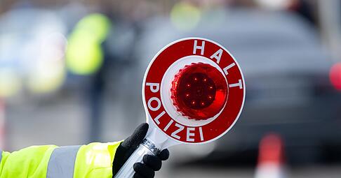Eine Polizistin kontrolliert an einer mobilen Kontrollstelle Fahrzeuge.