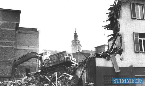 November 1983: Abrissarbeiten auf dem Areal beginnen in der Rosengasse. Bis zum Frühjahr des kommenden Jahres soll das Gelände westlich des Marktplatzes für den Bau des Käthchenhofs fertig sein.