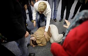 Wer in brenzligen Situationen beherzt eingreift, in denen Menschen gef&auml;hrdet sind und Schaden nehmen k&ouml;nnen, beweist Mut und Verantwortung. Foto: Rolf Vennenbernd, dpa