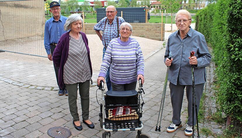 Matthias Kerner, Marietta Rahm, Herbert Hörn, Margarethe Wöhrle und Barbara Kerner (von links) sind über die Geländesperrung nicht begeistert.
Foto: Jörg Kühl Matthias Kerner, Marietta Rahm, Herbert Hörn, Margarethe Wöhrle und Barbara Kerner (von links) sind über die Geländesperrung nicht begeistert.
Foto: Jörg Kühl