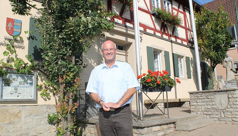 Tritt nicht mehr an: Walter Neff, Bürgermeister von Hüffenhardt, im Jahr seiner Wiederwahl 2018 vor dem Rathaus. Tritt nicht mehr an: Walter Neff, Bürgermeister von Hüffenhardt, im Jahr seiner Wiederwahl 2018 vor dem Rathaus.