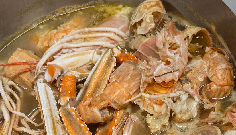 Kein Fall f&uuml;r die Tonne, sondern f&uuml;r den Kochtopf: Aus Schalen und Co. l&auml;sst sich ein Fond kochen, der sich perfekt f&uuml;r Risotto eignet.