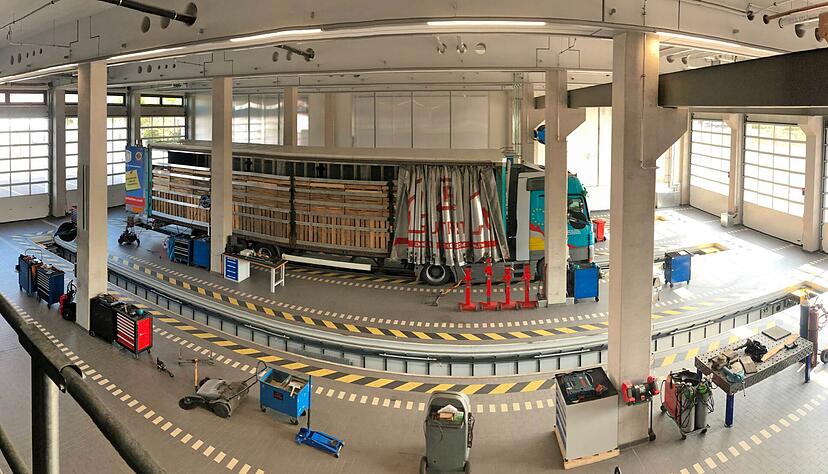 In der neuen Werkstatt der Spedition Ihro finden fünf Lastzüge nebeneinander Platz. Die Fahrzeuge fahren auf der einen Seite hinein und auf der anderen Seite hinaus.
Foto: Ihro