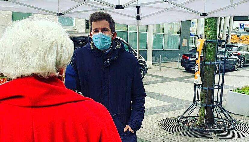 Heiße Phase im Backnanger Wahlkampf: Der Künzelsauer Bürgermeister Stefan Neumann als einer von insgesamt acht Kandidaten für den OB-Sessel im angeregten Gespräch mit einer Bürgerin.
Fotos: privat /Armin Rößler Heiße Phase im Backnanger Wahlkampf: Der Künzelsauer Bürgermeister Stefan Neumann als einer von insgesamt acht Kandidaten für den OB-Sessel im angeregten Gespräch mit einer Bürgerin.
Fotos: privat /Armin Rößler