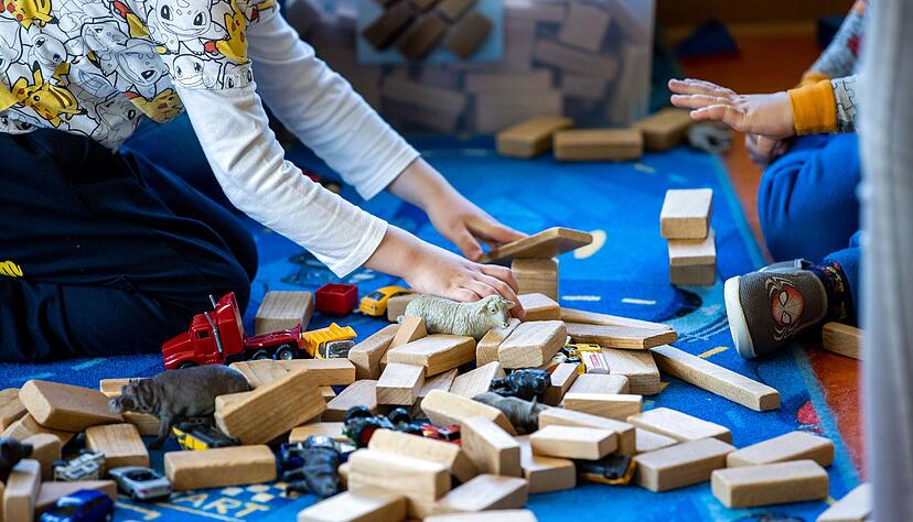 Die Zahl der Besch&auml;ftigten in den Kitas nimmt zu, obwohl die Zahl der betreuten Kinder sinkt. (Symbolbild)