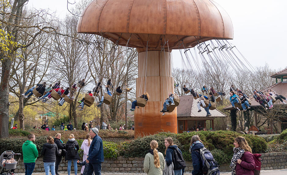 Der Klassiker darf beim Besuch in Tripsdrill nicht fehlen. Im Kettenkarussell geht es im Kreis hoch hinaus. Der Klassiker darf beim Besuch in Tripsdrill nicht fehlen. Im Kettenkarussell geht es im Kreis hoch hinaus.