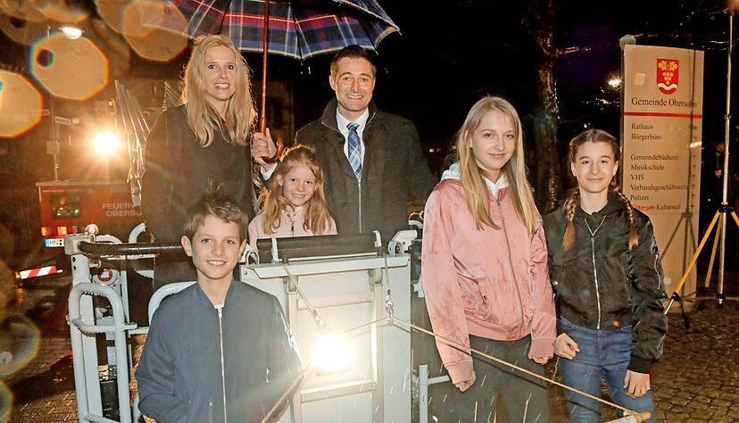 Björn Steinbach strahlt mit seiner Frau Britta und den Kindern Greta, Felicitas, Mette (v.l.) und Janne um die Wette im Korb der Feuerwehr-Drehleiter.
Foto: Ralf Seidel Björn Steinbach strahlt mit seiner Frau Britta und den Kindern Greta, Felicitas, Mette (v.l.) und Janne um die Wette im Korb der Feuerwehr-Drehleiter.
Foto: Ralf Seidel