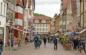 Blick in die Bad Mergentheimer Fußgängerzone an diesem Samstag: Es wurde merklich voller, nachdem Einkaufen ohne Termin und Registrierung und möglich ist.
Foto: Bickel Blick in die Bad Mergentheimer Fußgängerzone an diesem Samstag: Es wurde merklich voller, nachdem Einkaufen ohne Termin und Registrierung und möglich ist.
Foto: Bickel