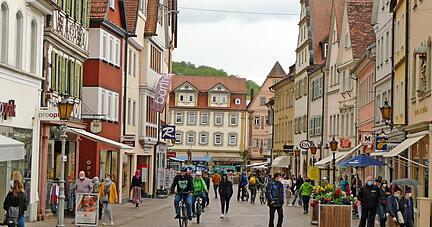 Blick in die Bad Mergentheimer Fußgängerzone an diesem Samstag: Es wurde merklich voller, nachdem Einkaufen ohne Termin und Registrierung und möglich ist.
Foto: Bickel