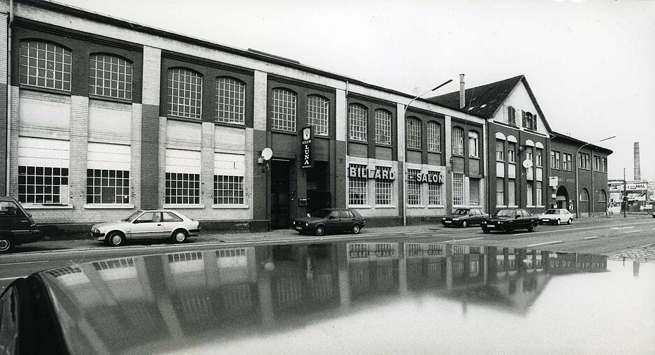 1996. Das Hauptgebäude der ehemaligen Maschinenfabrik wird zu einem Technologie- und Gründerzentrum ausgebaut. Ab 1998 soll es jungen Firmengründern als Sprungbrett auf den freien Markt dienen. 1996. Das Hauptgebäude der ehemaligen Maschinenfabrik wird zu einem Technologie- und Gründerzentrum ausgebaut. Ab 1998 soll es jungen Firmengründern als Sprungbrett auf den freien Markt dienen.