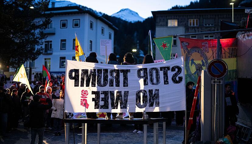 &laquo;Stop Trump, No WEF&raquo;: Bei diesen Demonstranten sind weder der US-Pr&auml;sident noch das Treffen selbst beliebt.