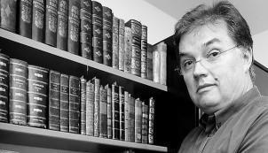 Gerhard Gruber ist stolz darauf, dass es viele seltene Bücher nur bei ihm und nicht im Handel gibt. (Foto: Dittmar Dirks) Gerhard Gruber ist stolz darauf, dass es viele seltene Bücher nur bei ihm und nicht im Handel gibt. (Foto: Dittmar Dirks)