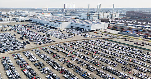 Neuwagen von Volkswagen stehen auf dem Gel&auml;nde des Stammwerks: Die deutsche Autoindustrie steckt tief in der Krise. Absatz, Umsatz und Gewinne brechen ein. Vor allem der Markt in China bereitet Sorgen.