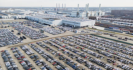 Neuwagen von Volkswagen stehen auf dem Gelände des Stammwerks: Die deutsche Autoindustrie steckt tief in der Krise. Absatz, Umsatz und Gewinne brechen ein. Vor allem der Markt in China bereitet Sorgen.
