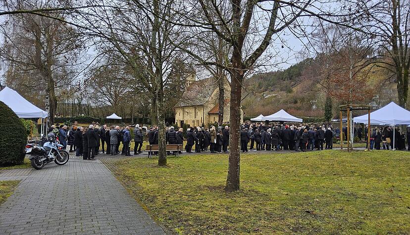 Trauerfeier f&uuml;r Frank Molle Winkler von der Mundartband Ann&acirc;weech: Hunderte nehmen in Forchtenberg Abschied.