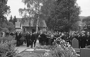 Der Sarg von Hermann Lutz wurde knapp eine Woche nach der Bluttat am 10. Juni 1971 zu Grabe getragen. Mehrere hundert Eschenauer und Auswärtige erwiesen dem 80-Jährigen die letzte Ehre. Der Sarg von Hermann Lutz wurde knapp eine Woche nach der Bluttat am 10. Juni 1971 zu Grabe getragen. Mehrere hundert Eschenauer und Auswärtige erwiesen dem 80-Jährigen die letzte Ehre.