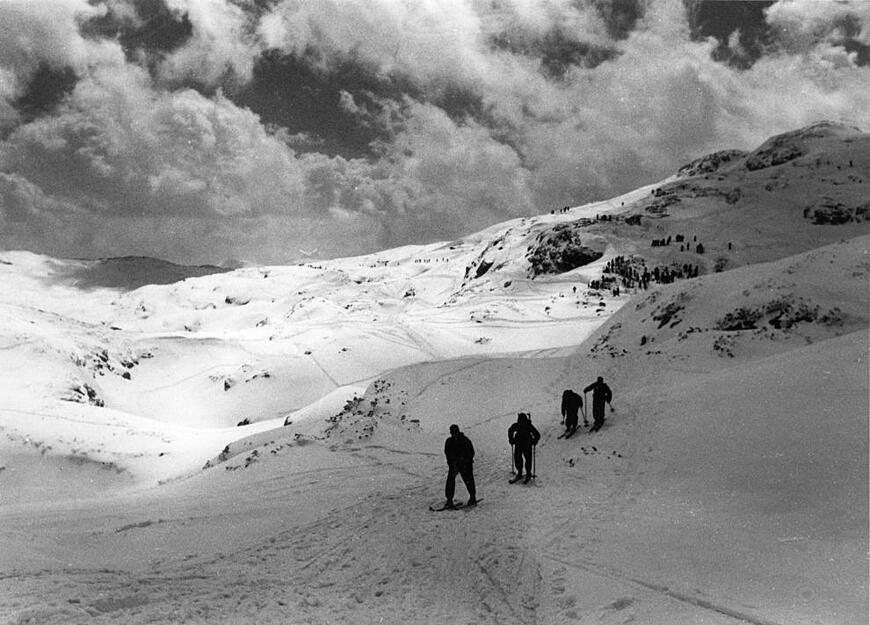 Als die Gruppe nicht zurückkommt, sucht man noch am selben Abend nach den Vermissten. Am Karfreitag startet dann eine der größten alpinen Suchaktionen Österreichs, an der bis zu 500 Helfer beteiligt sind und die sechs Wochen andauern wird. Das Bild zeigt Suchmannschaften auf dem Plateau.