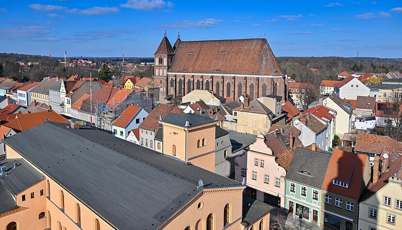 Beim Kauf von Wohneigentum auf dem Land statt in der Stadt sparen Verbraucher einer Studie zufolge im Schnitt fast ein Drittel des Kaufpreises.