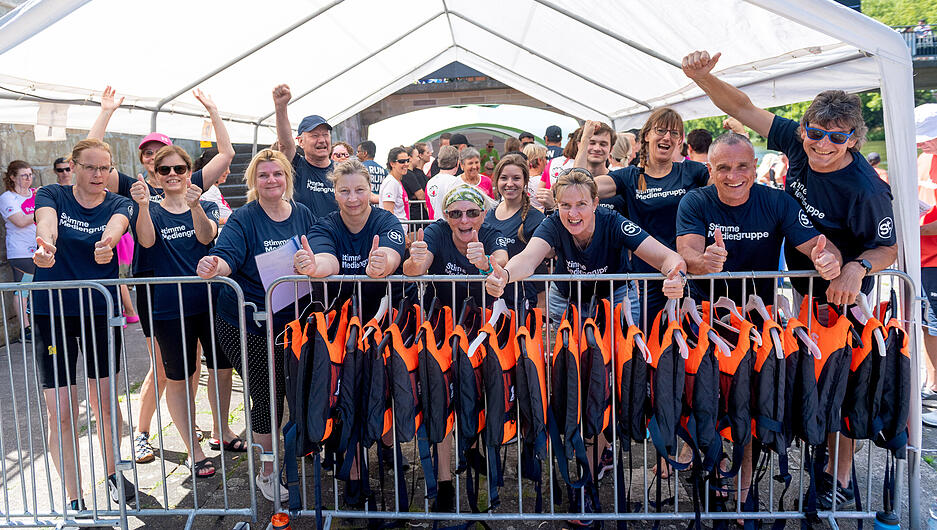 Der Alte Neckar in Heilbronn verwandelte sich in eine Rennstrecke: Mehrere Sportler haben sich beim Böckinger Drachenbootcup gemessen und um Platz 1 gepaddelt. Während die Zuschauer vom Ufer aus anfeuerten, sorgten die Sportler selbst mit teils bunten Kostümen für gute Laune. Der Alte Neckar in Heilbronn verwandelte sich in eine Rennstrecke: Mehrere Sportler haben sich beim Böckinger Drachenbootcup gemessen und um Platz 1 gepaddelt. Während die Zuschauer vom Ufer aus anfeuerten, sorgten die Sportler selbst mit teils bunten Kostümen für gute Laune.