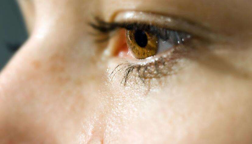 Sehen wir einen Menschen weinen, springt unsere Empathie an. Wir f&uuml;hlen uns unter Zugzwang, wollen etwas tun.