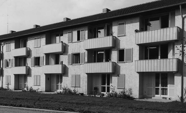 Interessante Bauobjekte sind die Laubengang-Reihenhäuser, die entlang der Amorbacher Straße entstehen. Fast alle Wohnungen haben offene Sitzplätze, Balkons oder Terrassen, die möglichst nach Süden ausgerichtet sind.