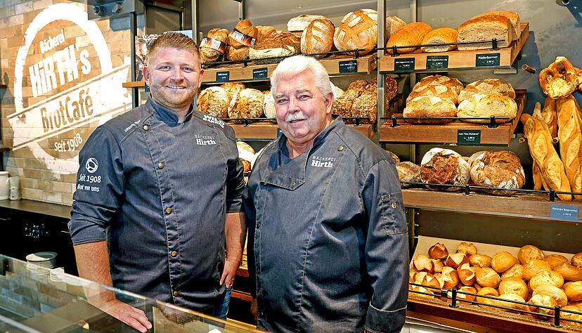 Ein Name, zwei Männer: Johannes Hirth (rechts) übergibt den Familienbetrieb an seinen Sohn Johannes Hirth. Der Seniorchef führte die Traditionsbäckerei 42 Jahre lang, die vergangenen sieben Jahre bereits gemeinsam mit seinem Sohn.
Foto: Ralf Seidel